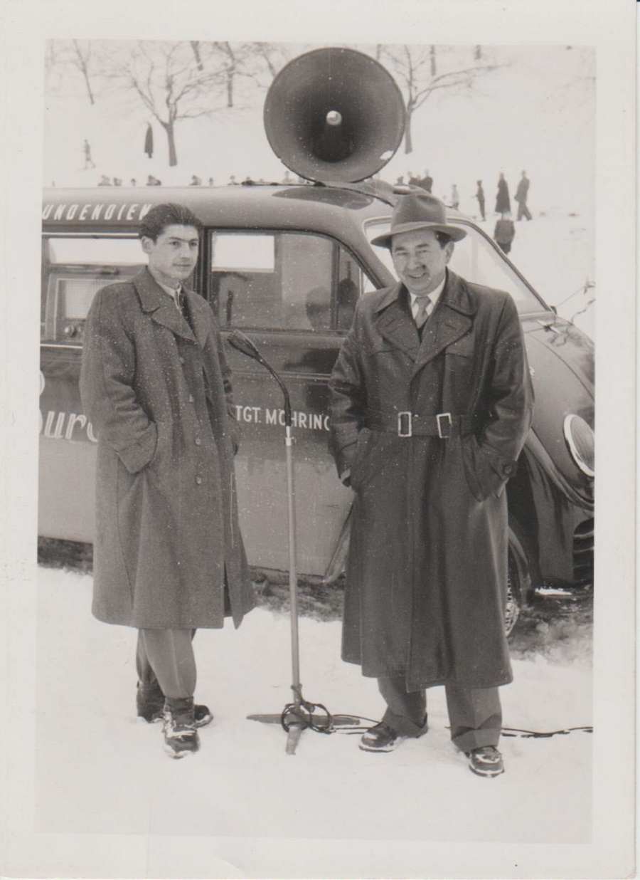 Burosch 2 Männer im Winter vor einem Auto mit einem Mikrophone 